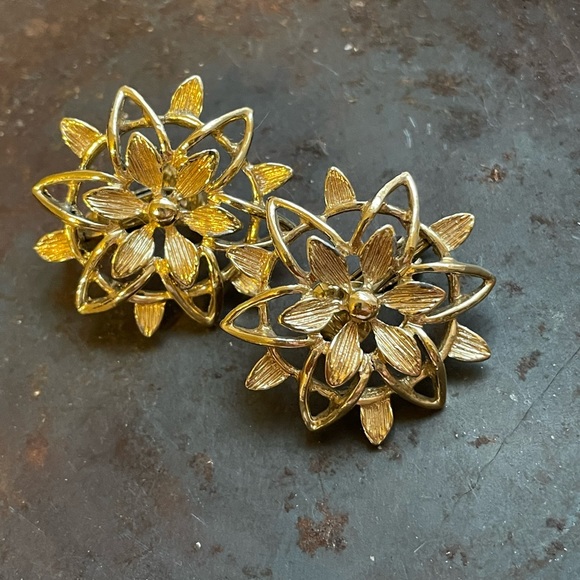 Vintage 60’s SARAH COV Flower Power Earrings / Sun Flower Clip on Earrings Gold - Picture 2 of 9